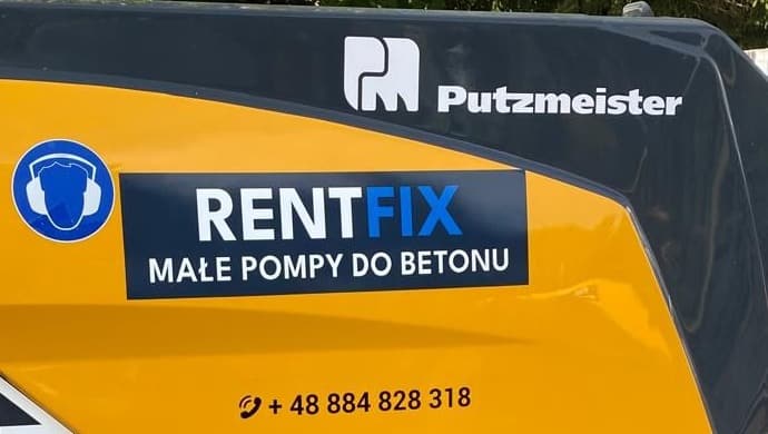 Naklejka RENTFIX Małe Pompy do Betonu z numerem telefonu na żółtym boku pompy.